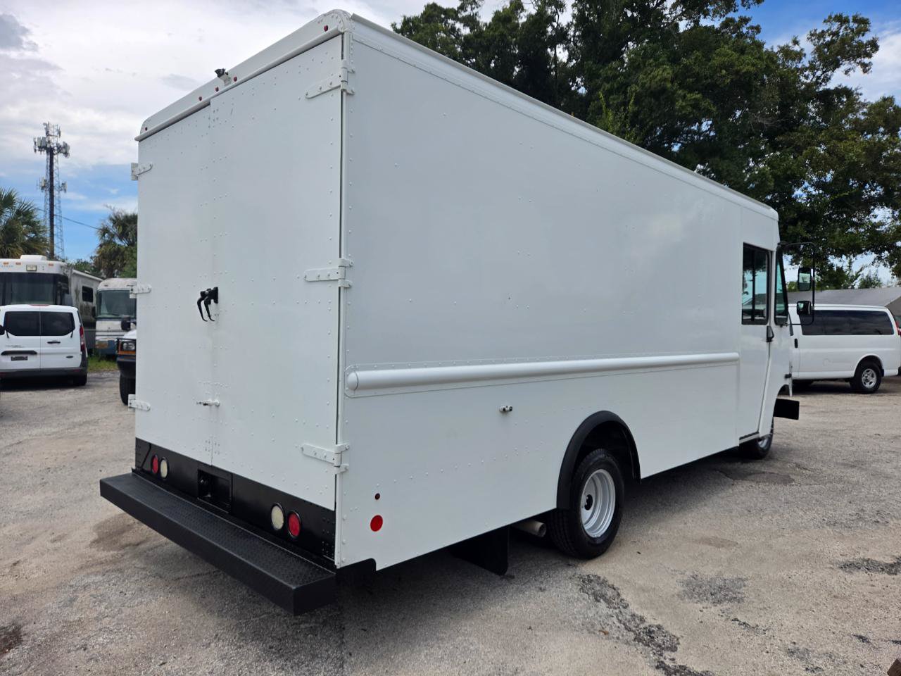 Used 2017 Ford E-350 and Econoline 350 Super Duty w/ A/C Prep Package RWD image 3
