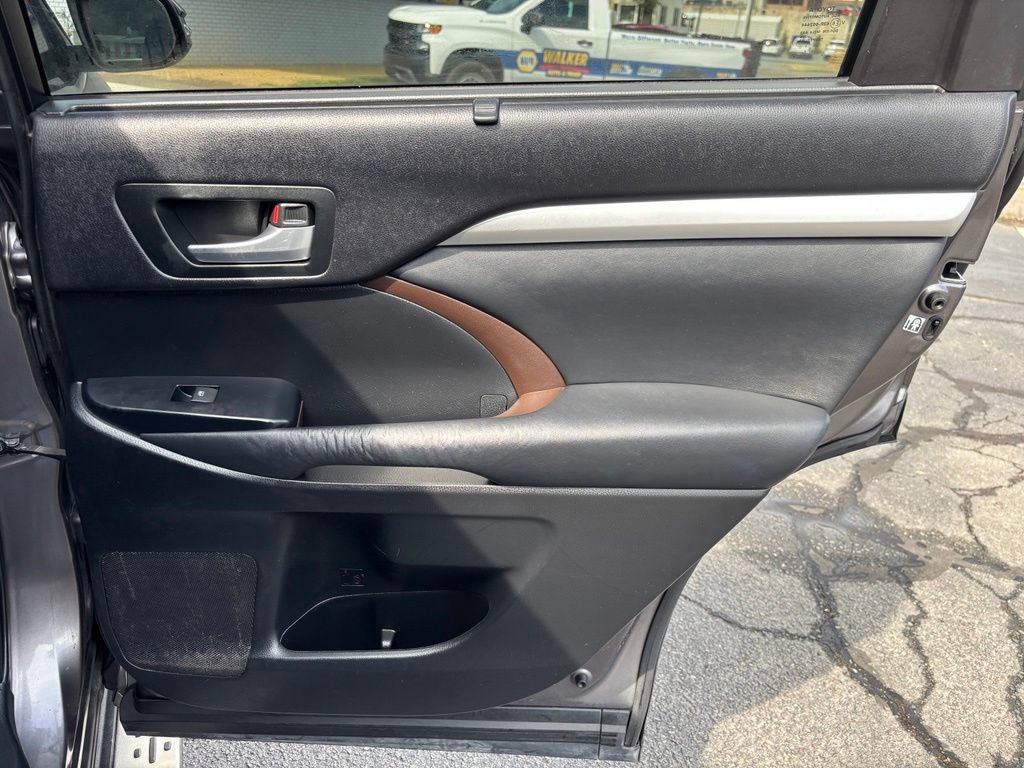 Used 2014 Toyota Highlander XLE FWD image 23