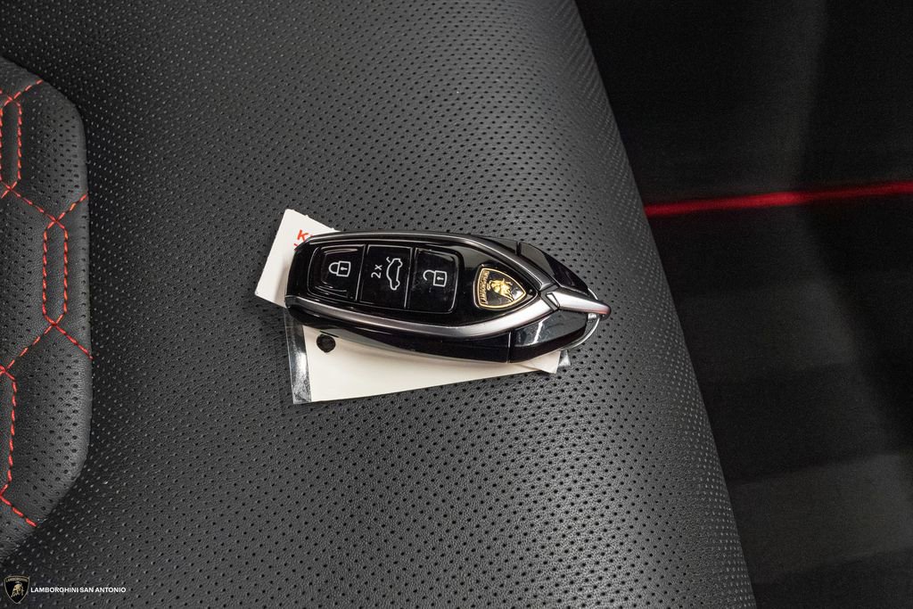 Used 2022 Lamborghini Urus AWD/4WD image 36