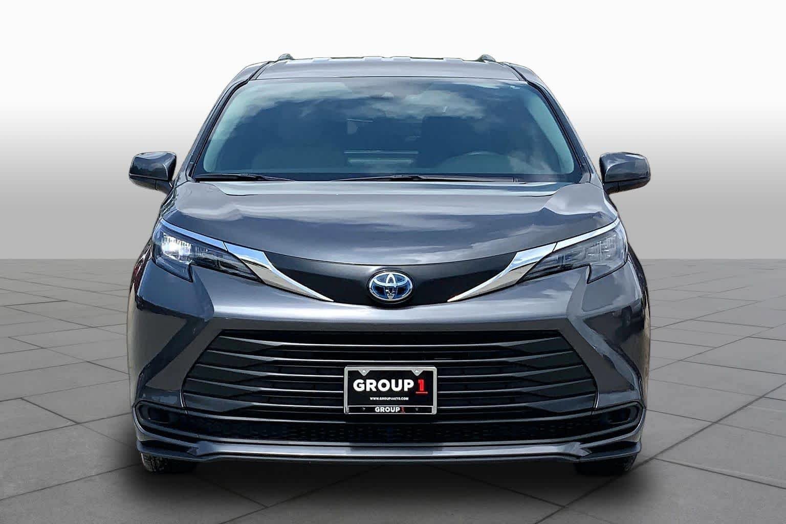 Used 2025 Toyota Sienna LE FWD image 4