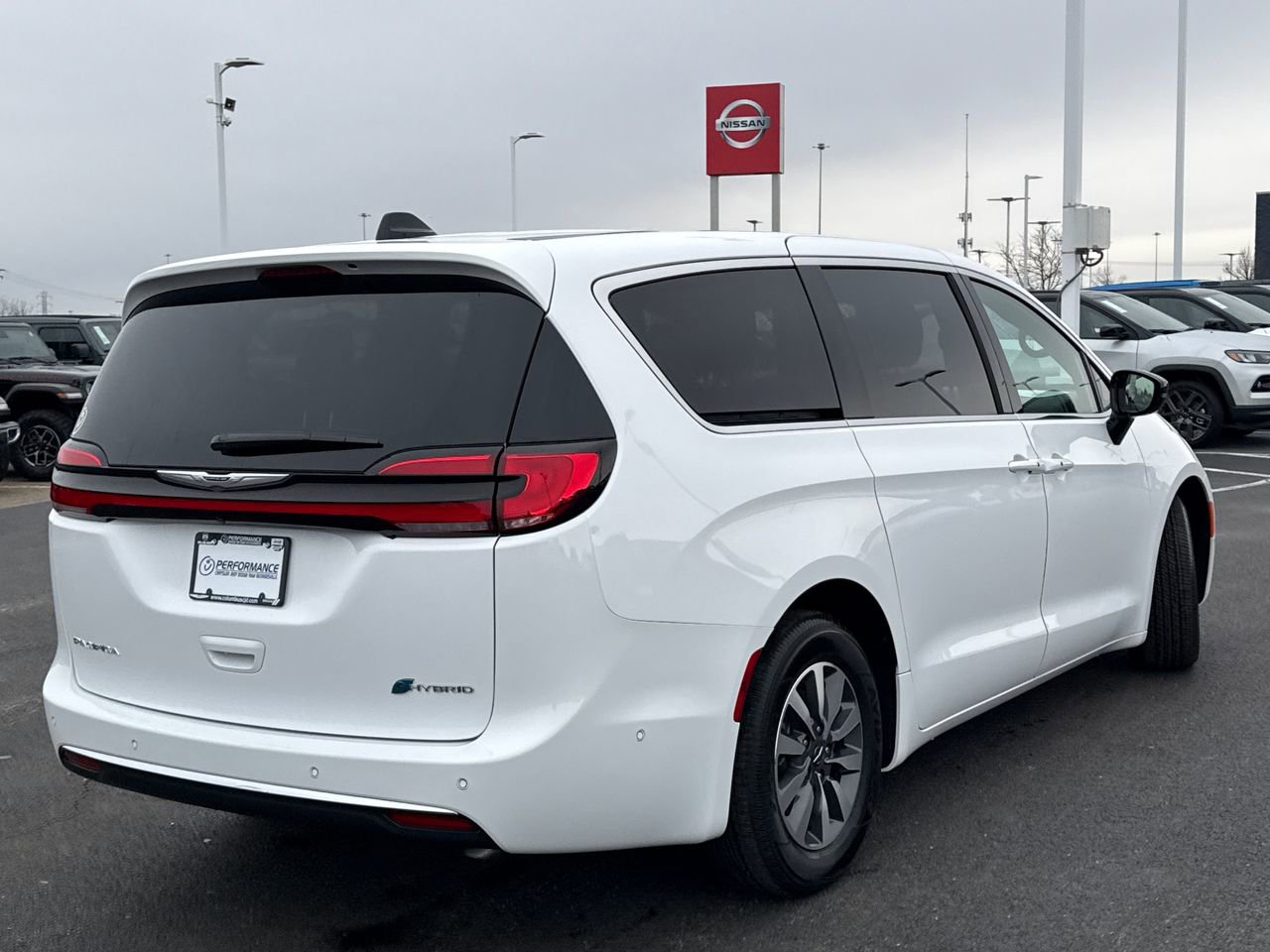 Used 2025 Chrysler Pacifica Select w/ Uconnect Theater Family Group image 3