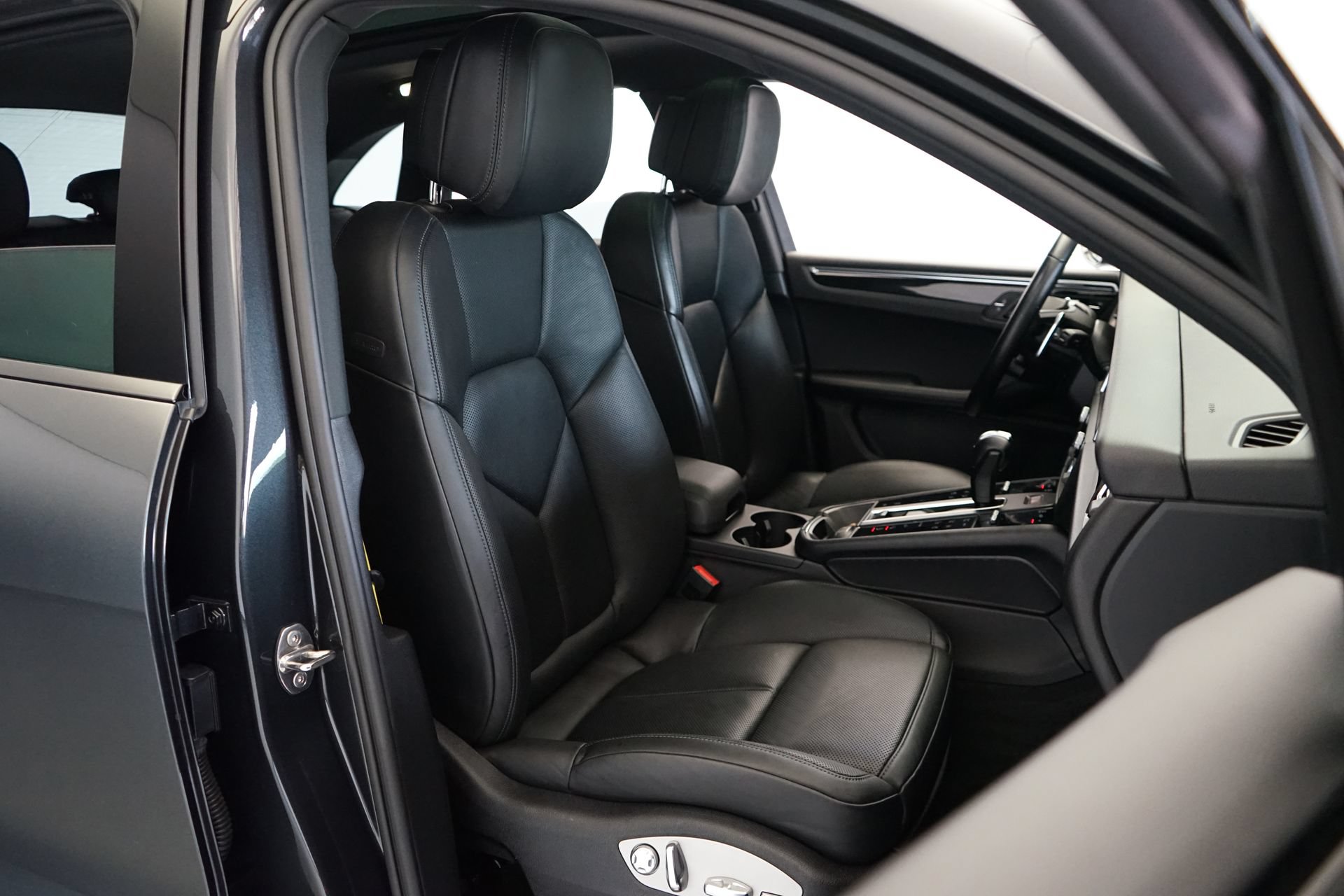 Used 2023 Porsche Macan S AWD/4WD image 10