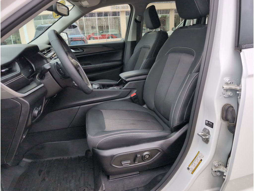 Used 2023 Jeep Grand Cherokee Laredo w/ Trailer Tow Prep Group (B) image 28