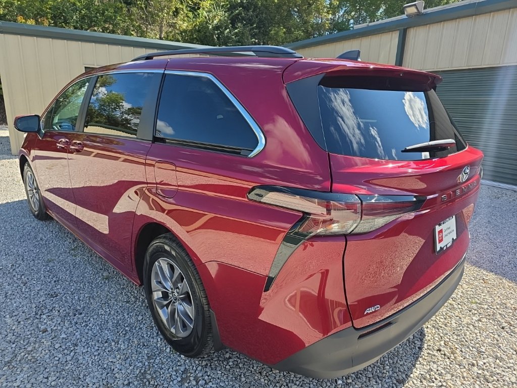 Certified 2024 Toyota Sienna LE AWD/4WD image 4