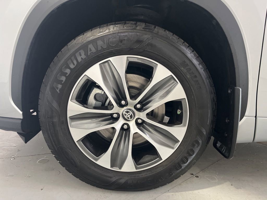 Used 2022 Toyota Highlander XLE AWD/4WD image 15