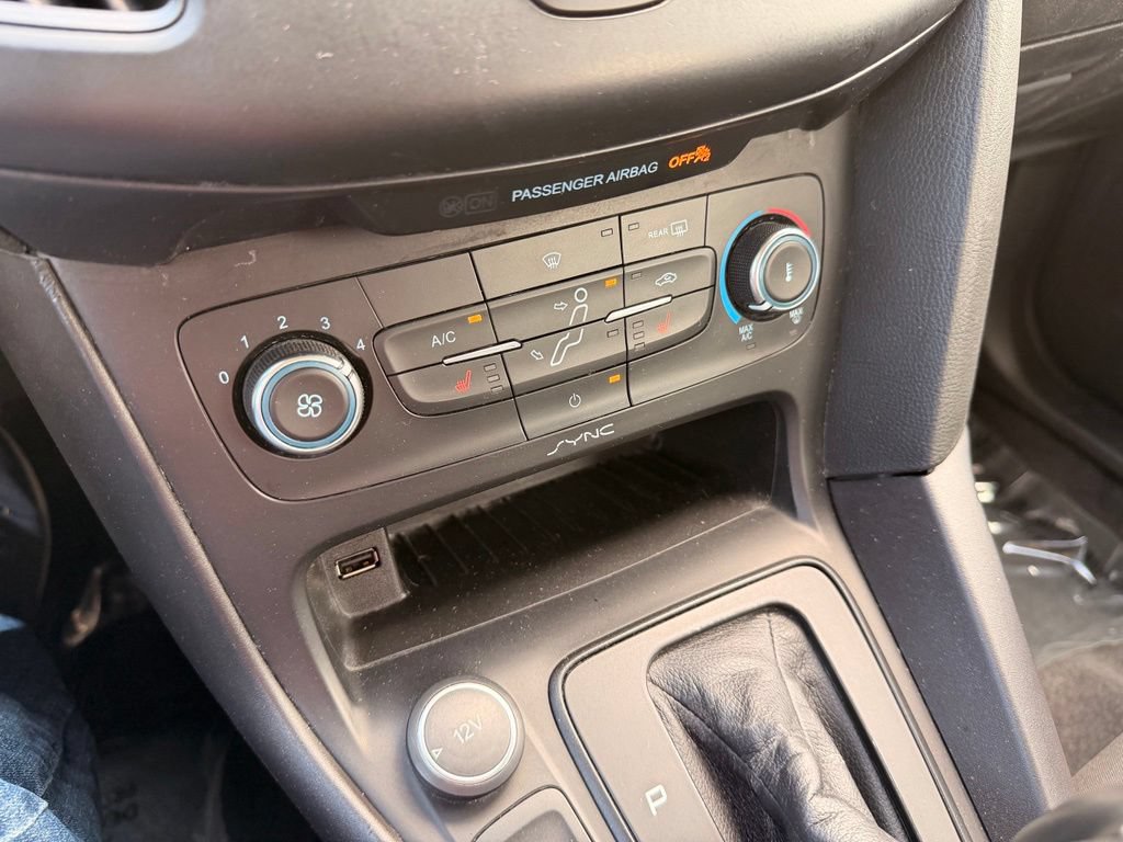 Used 2017 Ford Focus SE w/ Cold Weather Package FWD image 19
