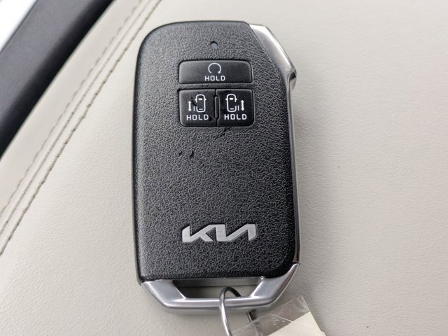 Used 2022 Kia Carnival LX image 27