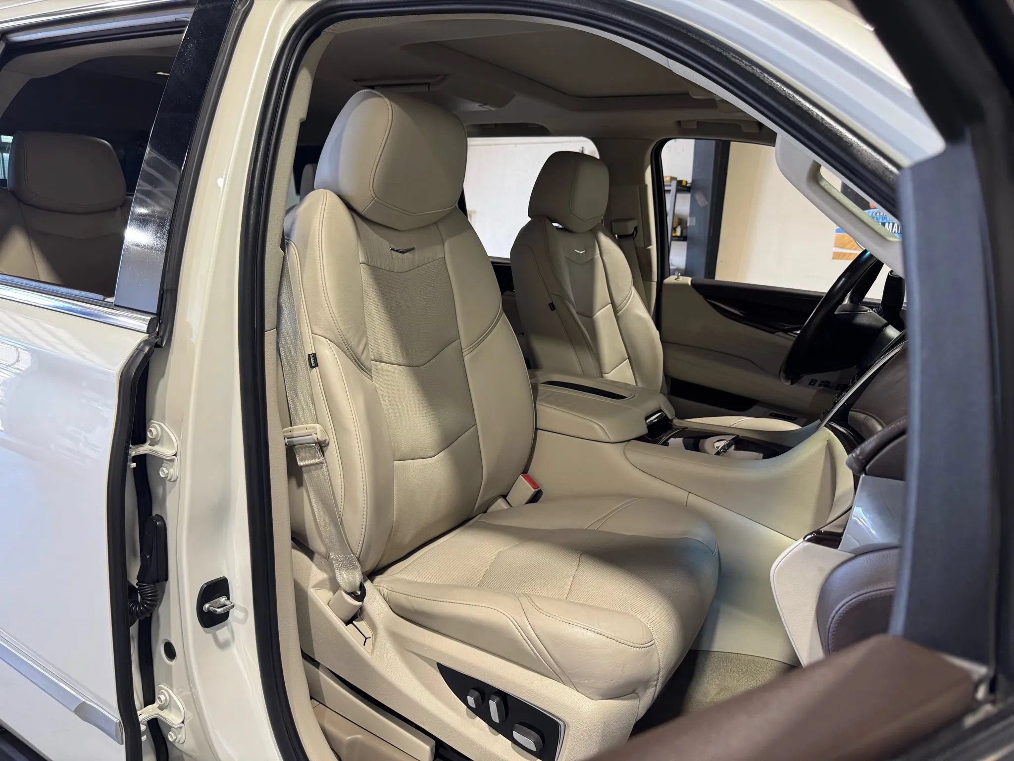 Used 2015 Cadillac Escalade Luxury AWD/4WD image 13