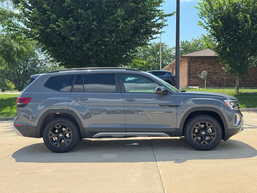 New 2026 Volkswagen Atlas Peak Edition AWD/4WD image 2