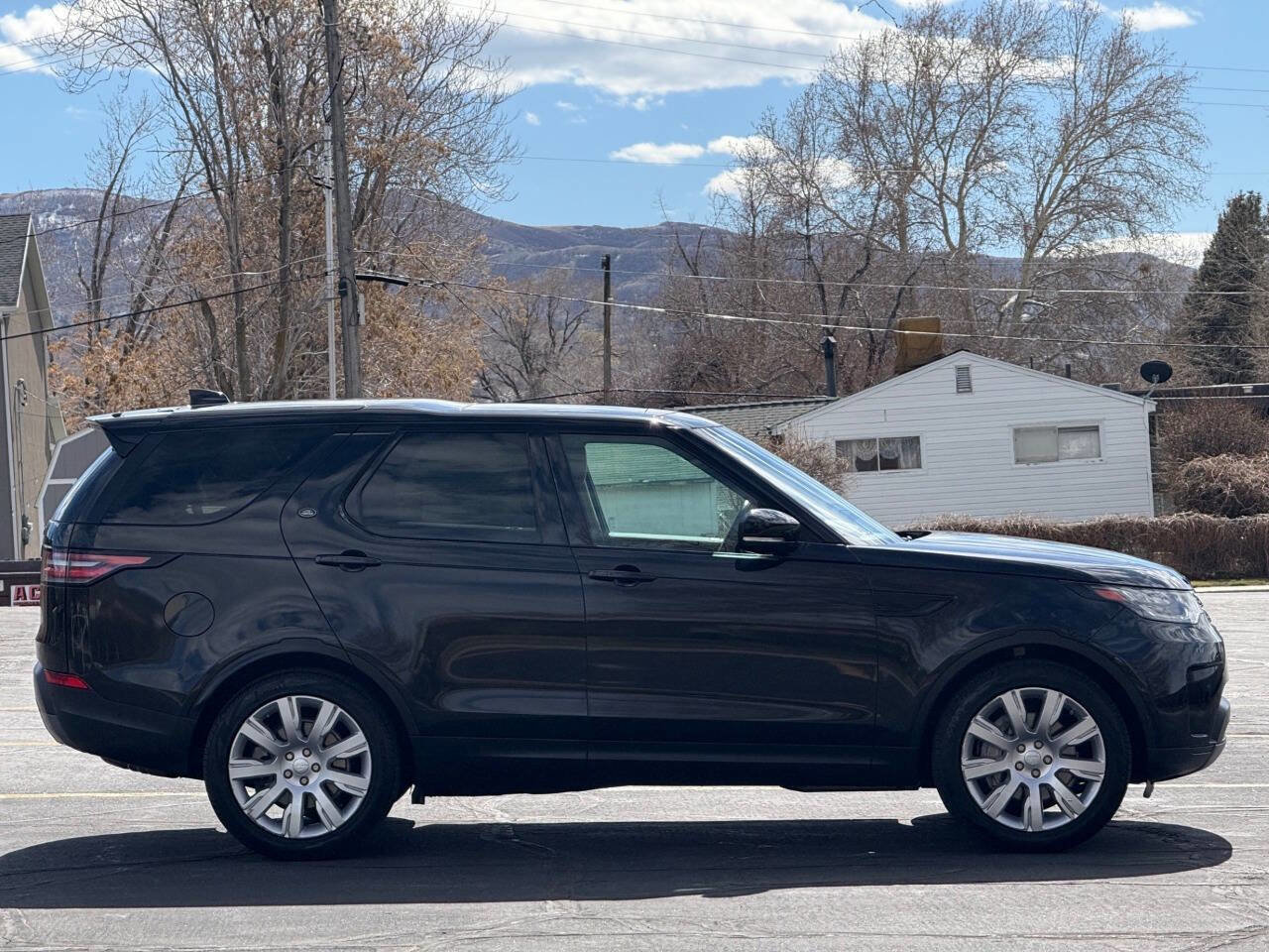 Used 2020 Land Rover Discovery HSE image 4