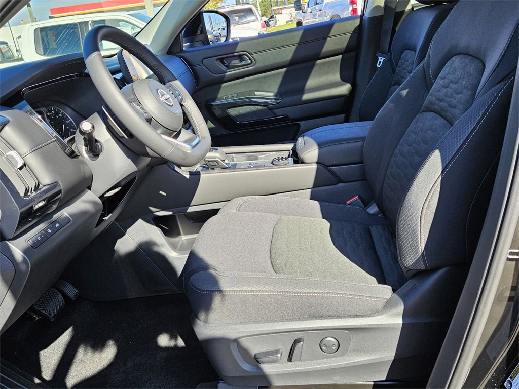 New 2025 Nissan Pathfinder SV w/ SV Premium Package image 4