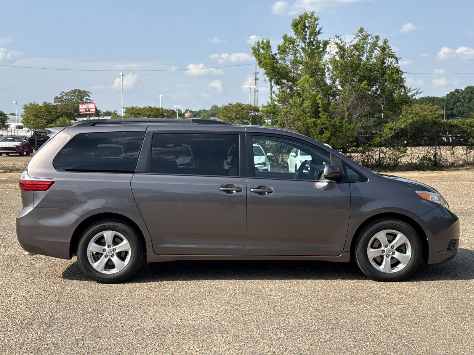 Used 2015 Toyota Sienna LE image 2
