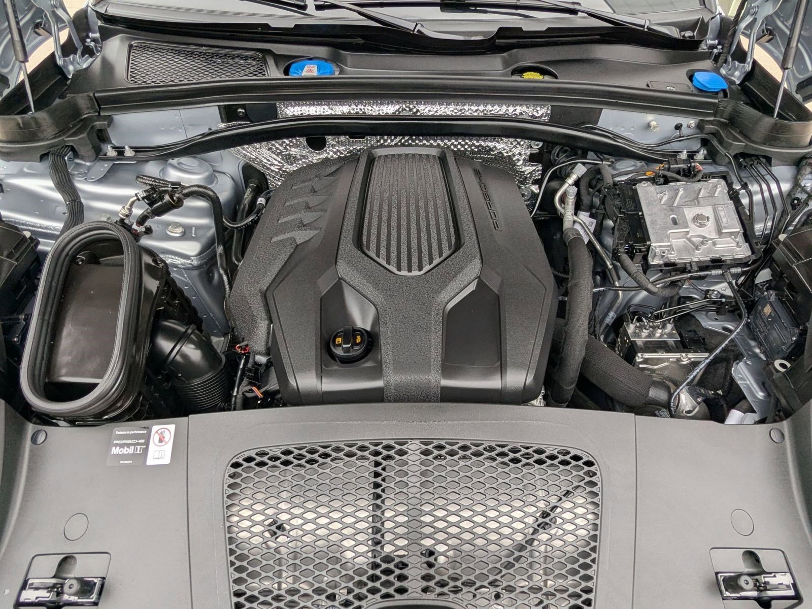 Certified 2026 Porsche Macan AWD/4WD image 28