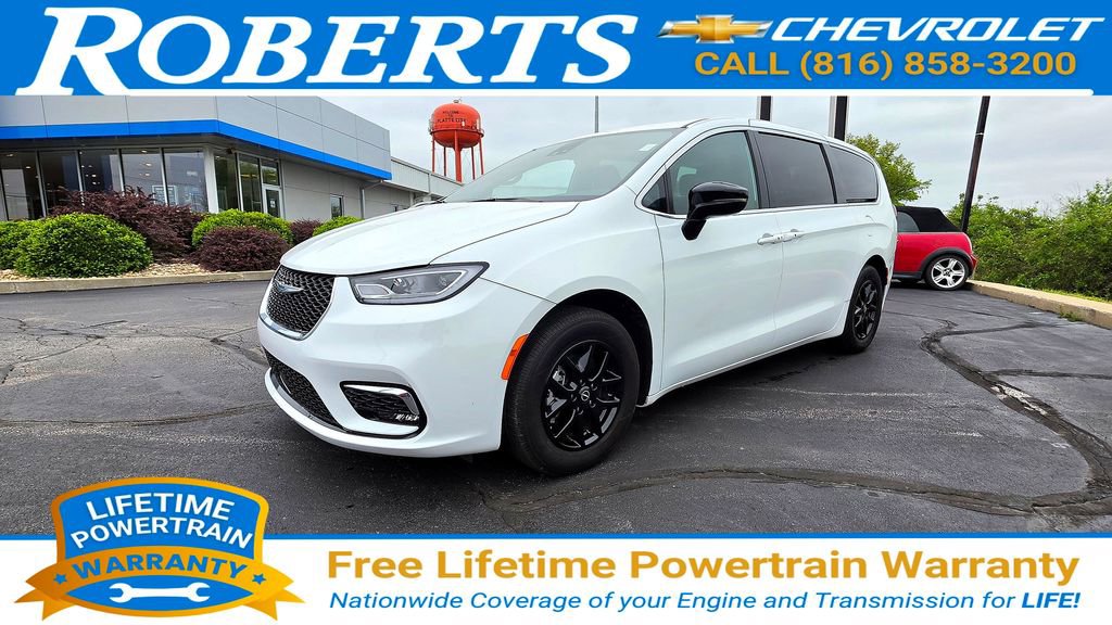 Used 2025 Chrysler Pacifica Select