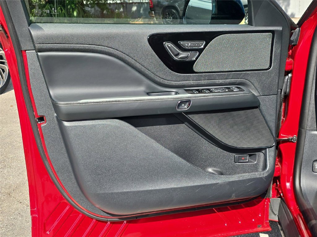 New 2026 Lincoln Aviator 2WD w/ Jet Appearance Package image 13