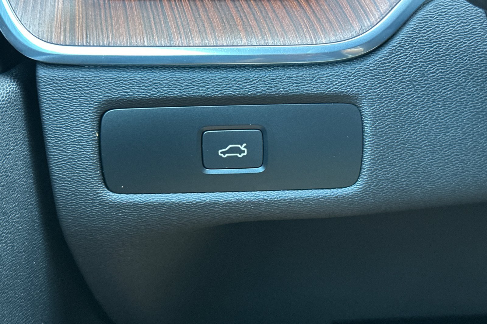 Certified 2023 Volvo XC60 B5 Ultimate w/ Climate Package FWD image 33