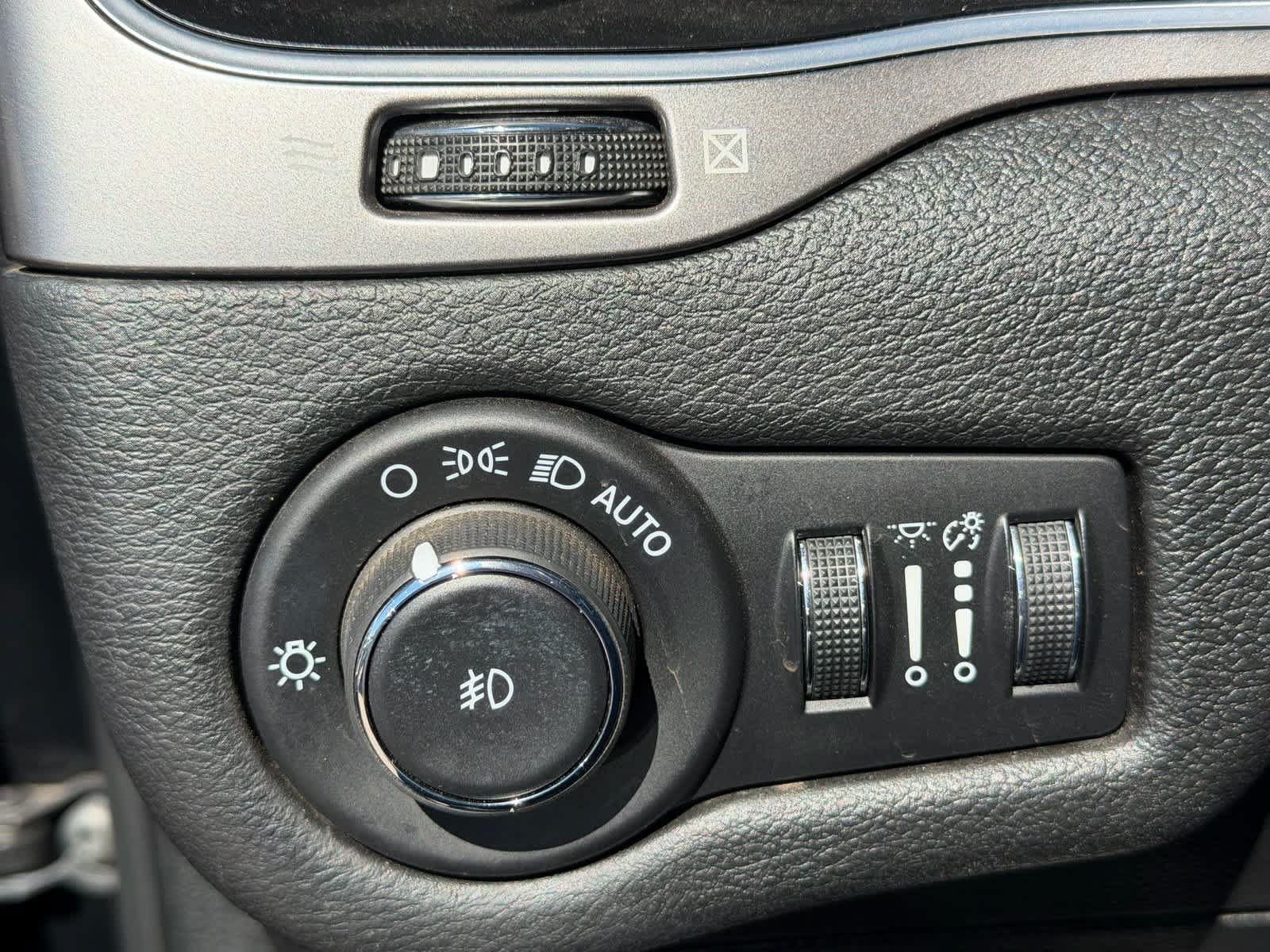 Used 2020 Jeep Cherokee Latitude Plus FWD image 16