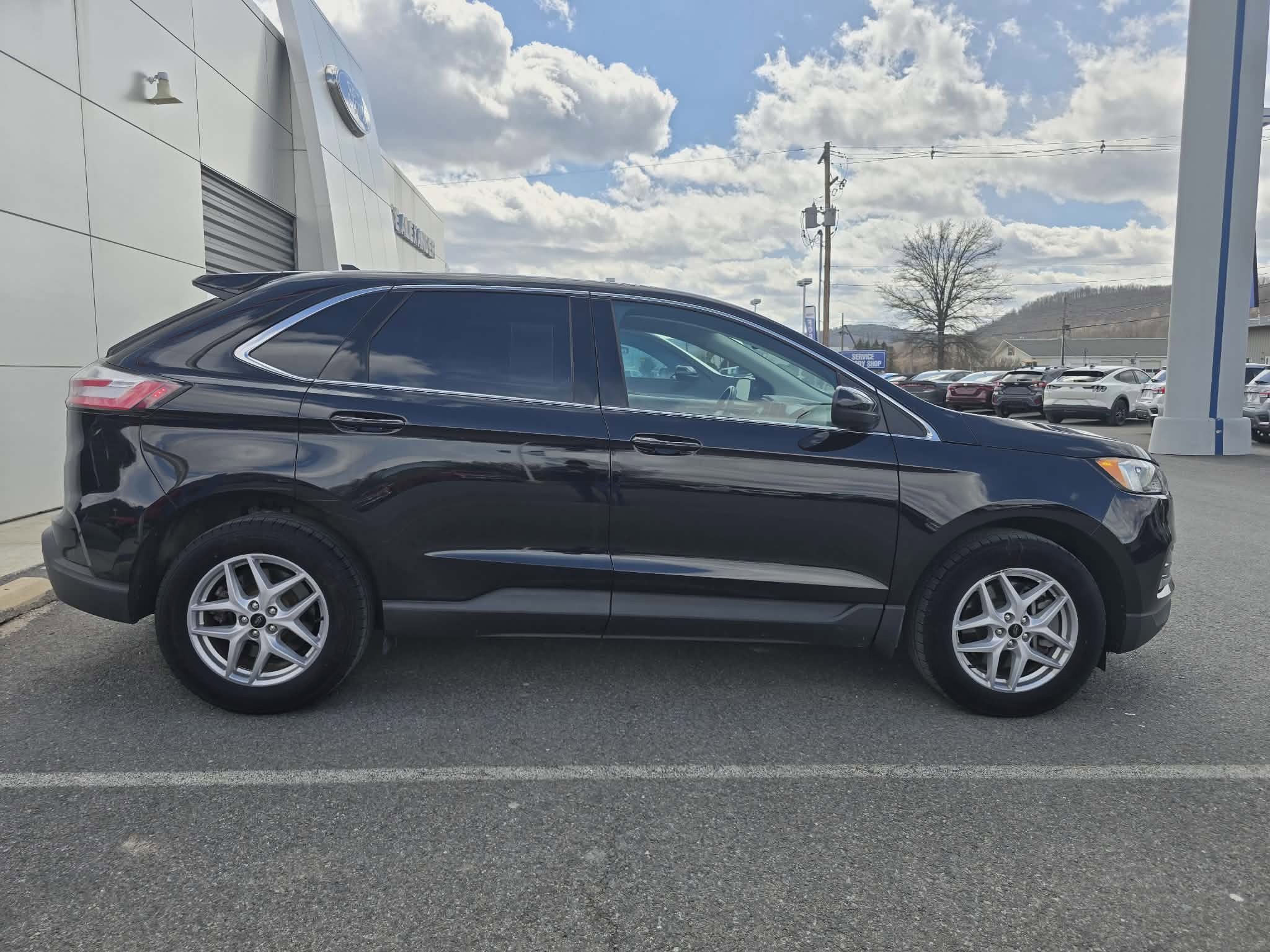 Certified 2023 Ford Edge SEL w/ Convenience Package image 2