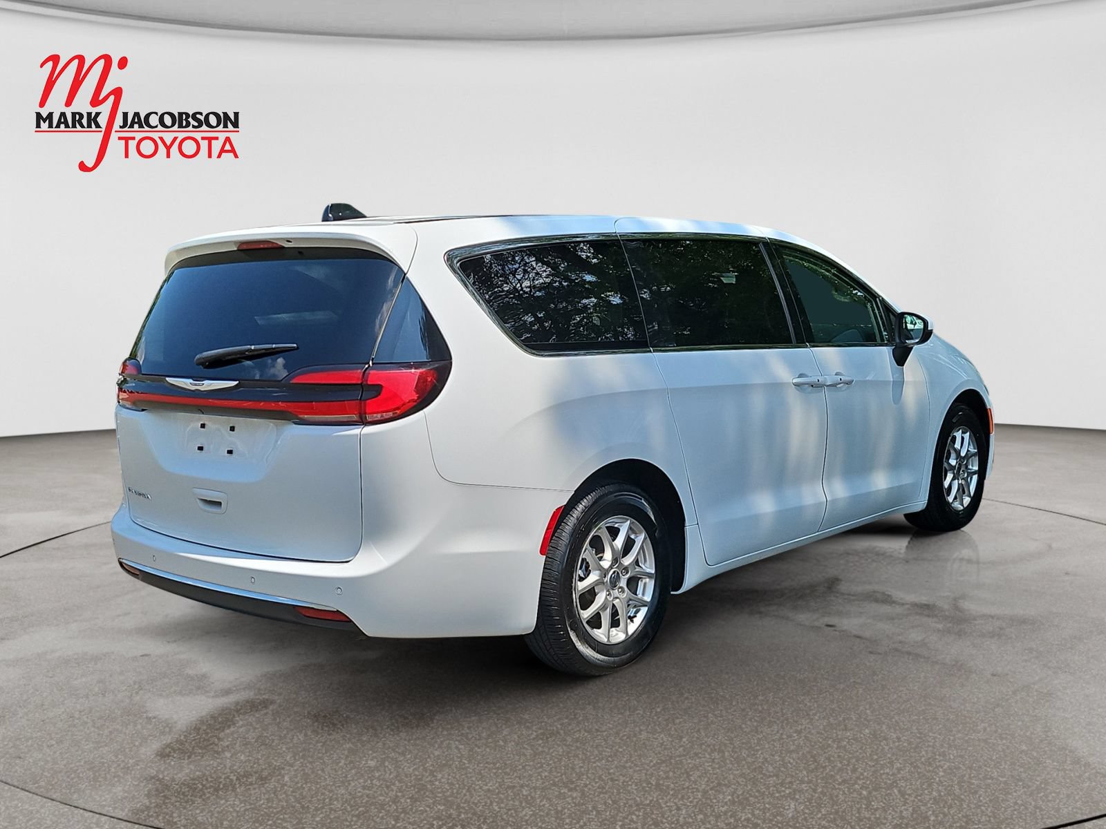Used 2023 Chrysler Pacifica Touring-L FWD image 9