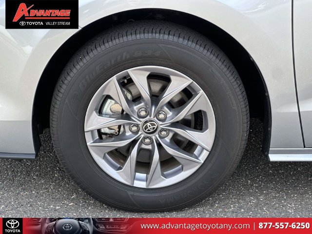 Used 2025 Toyota Sienna XLE FWD image 11