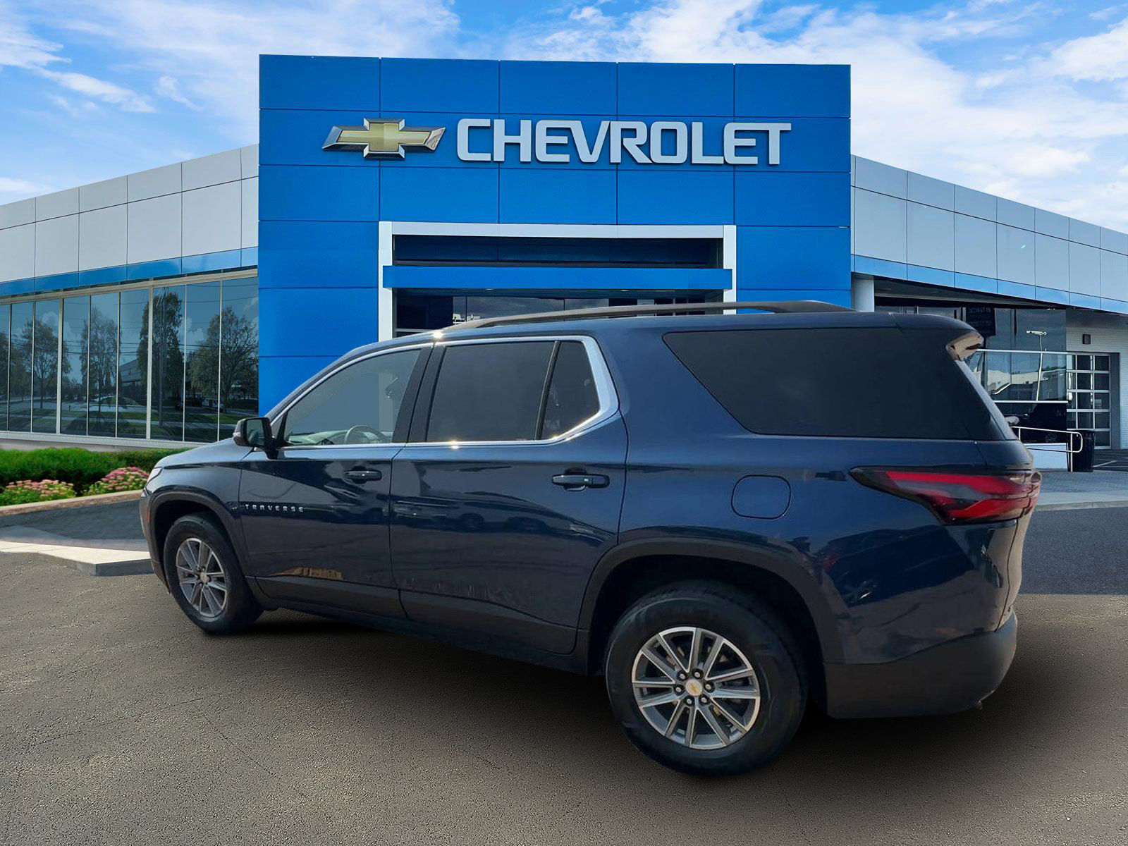 Used 2022 Chevrolet Traverse LT image 8
