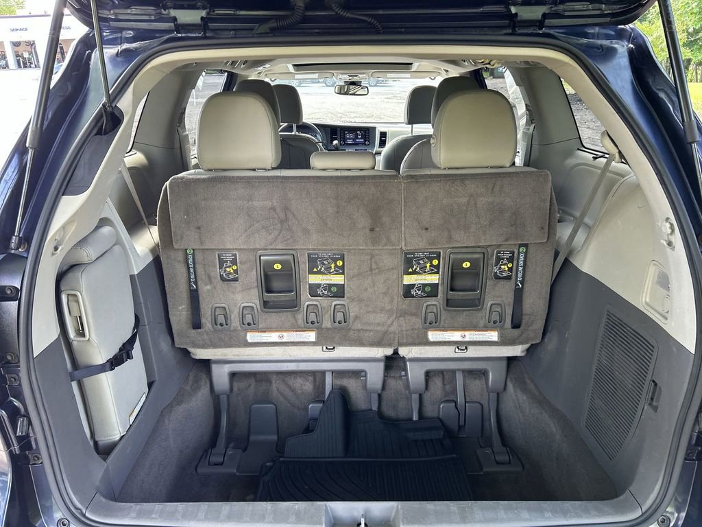 Used 2018 Toyota Sienna XLE FWD image 28