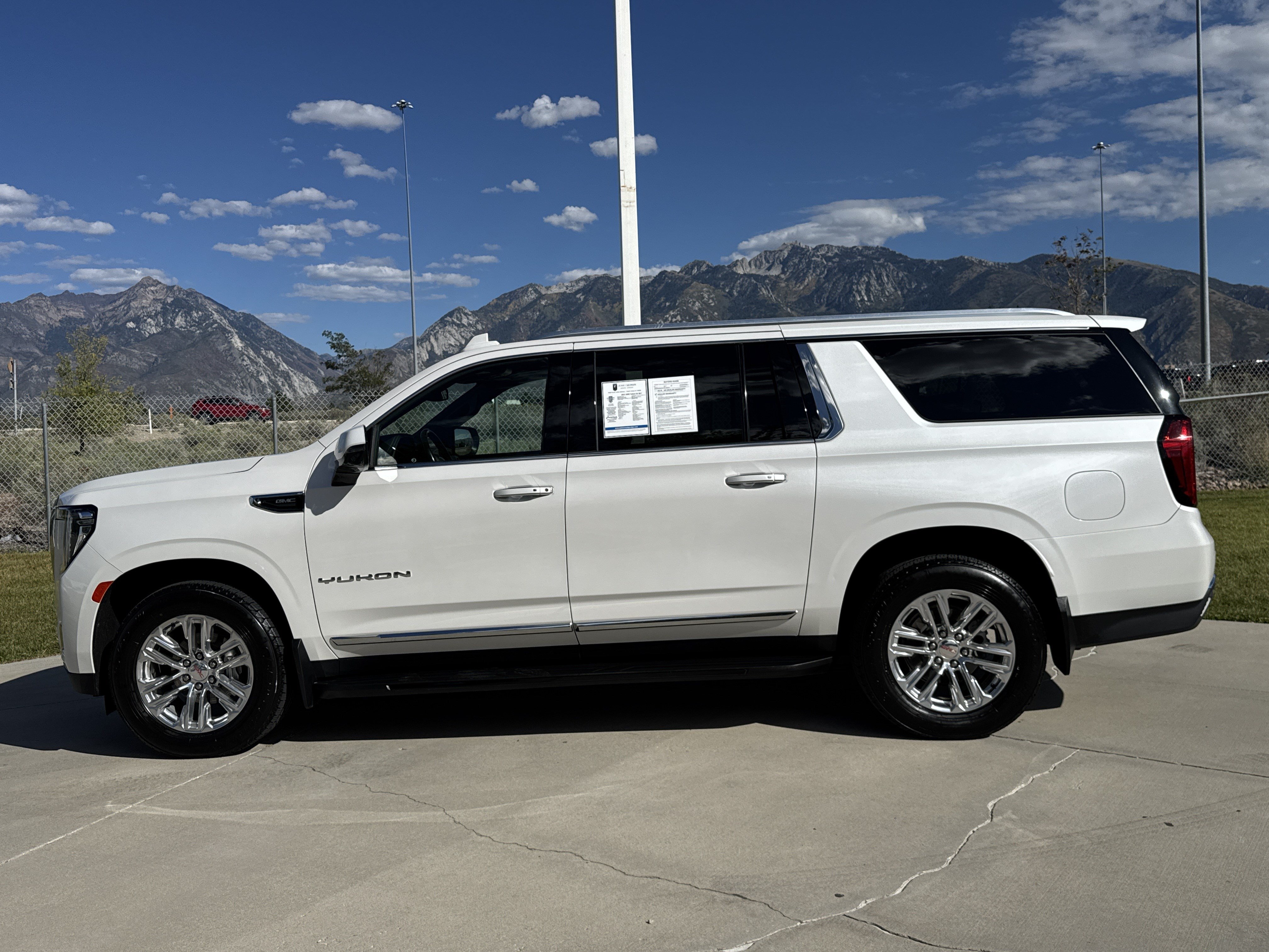 Used 2021 GMC Yukon XL SLT w/ SLT Luxury Plus Package AWD/4WD image 2