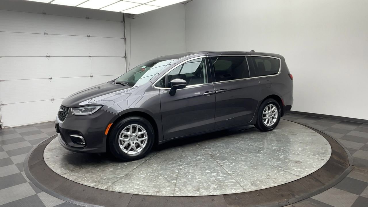 Used 2023 Chrysler Pacifica Touring-L FWD image 34