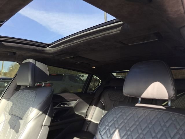 Used 2019 BMW 750i image 24