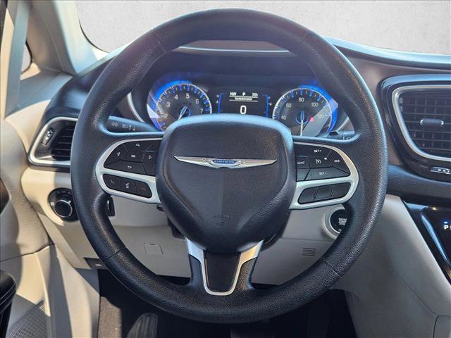 Used 2021 Chrysler Voyager Lxi image 10