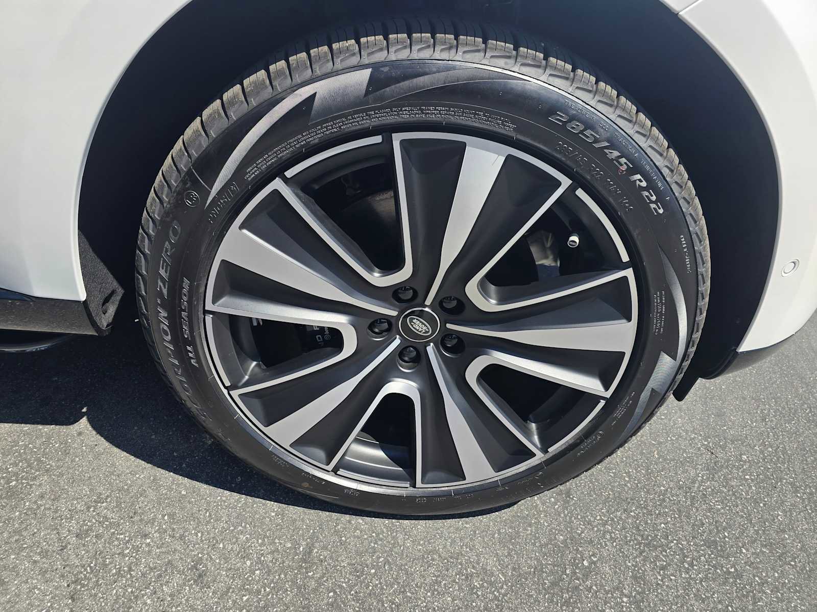 New 2025 Land Rover Range Rover Long Wheelbase SE image 9