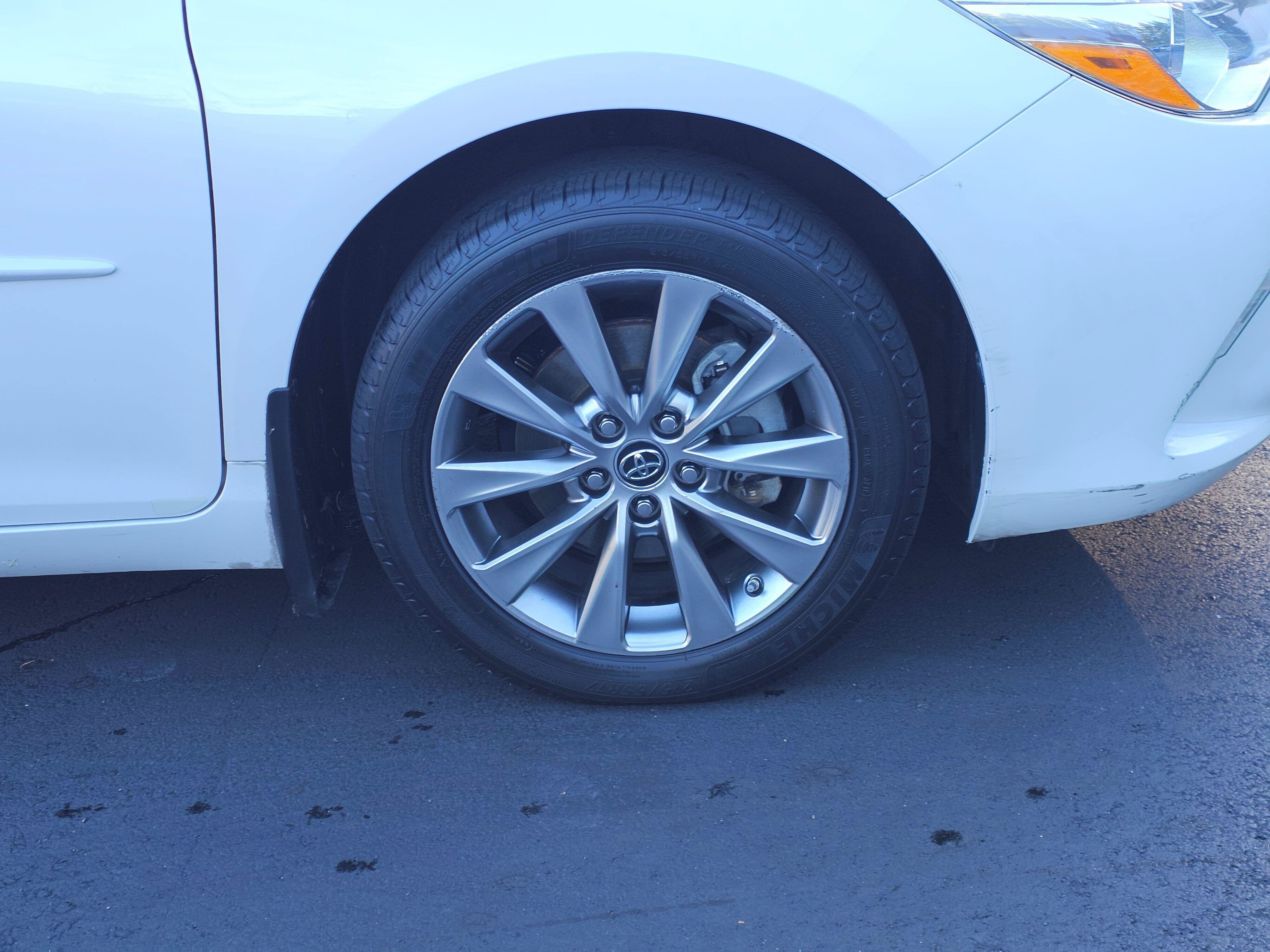 Used 2015 Toyota Camry XLE w/ Moonroof Package FWD image 9