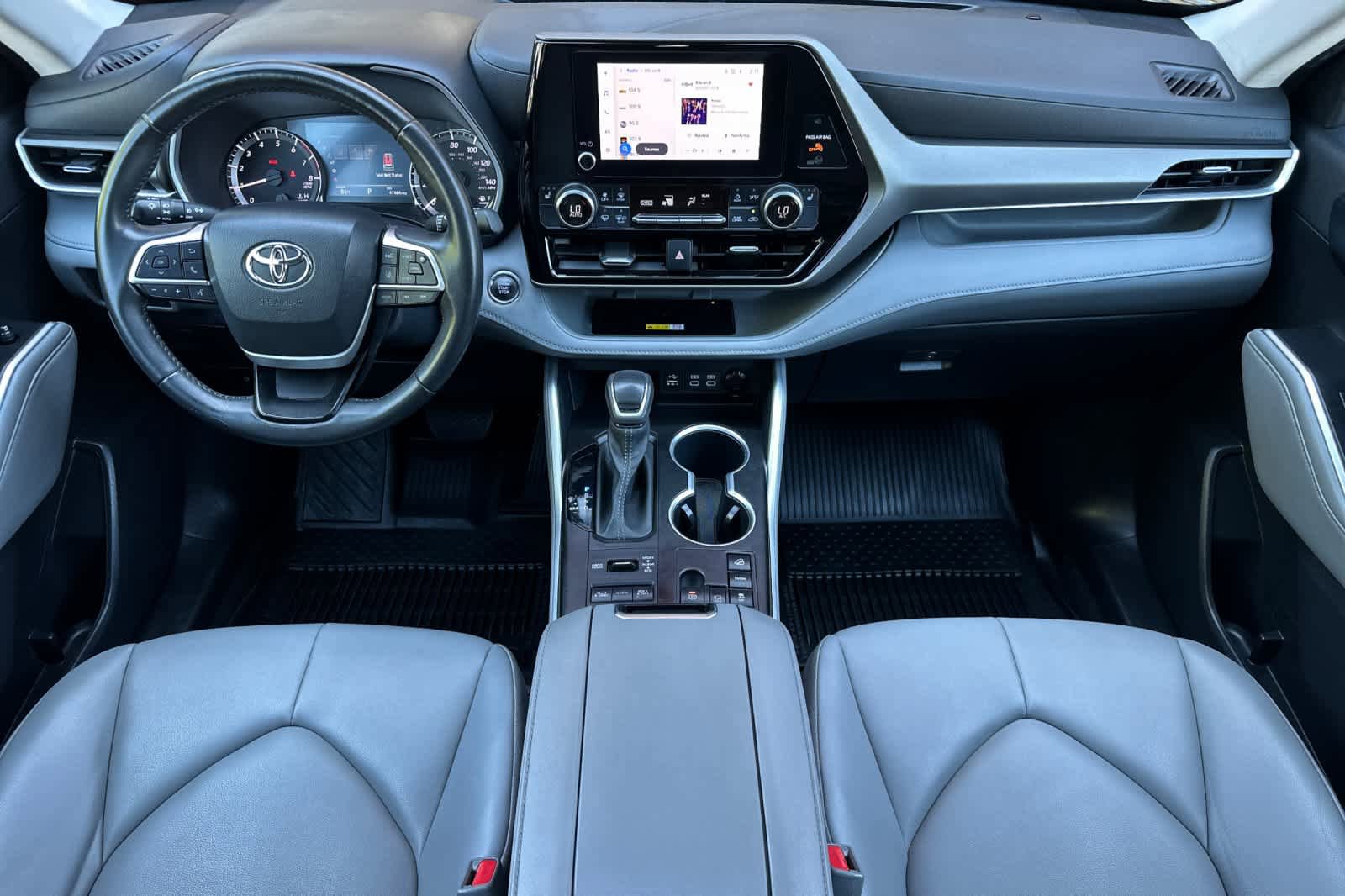 Used 2023 Toyota Highlander XLE image 3