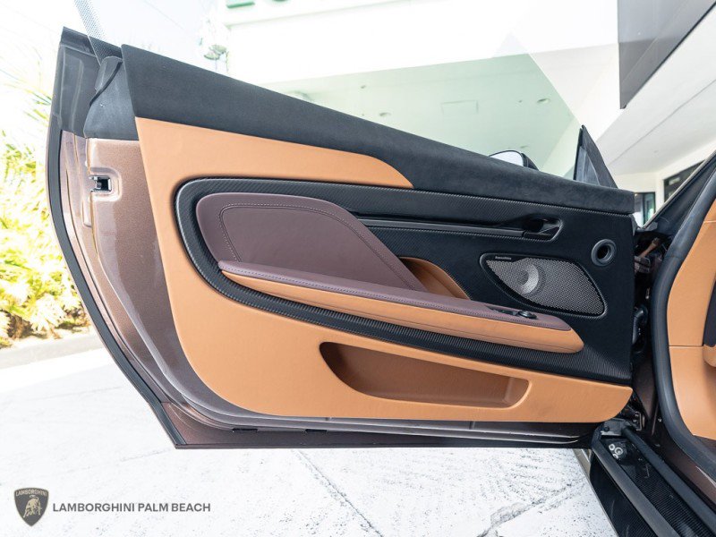 Used 2025 Aston Martin Vanquish image 33