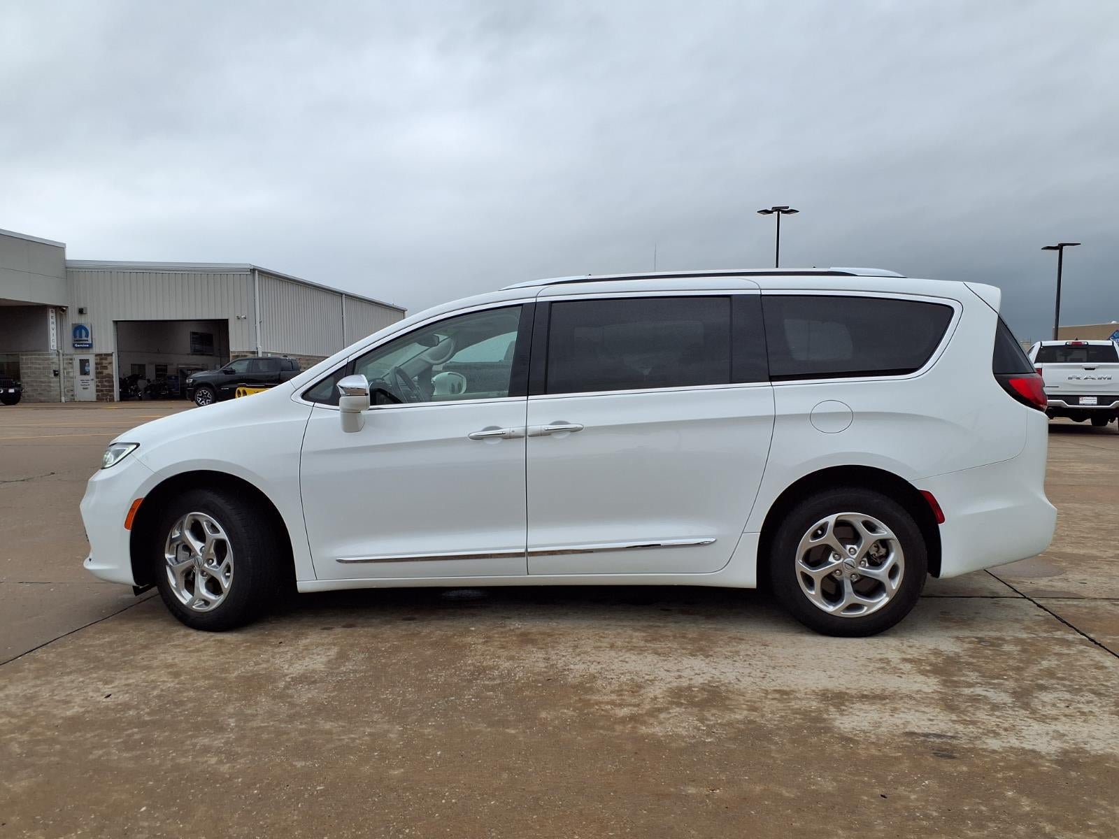 Certified 2021 Chrysler Pacifica Limited AWD/4WD image 32