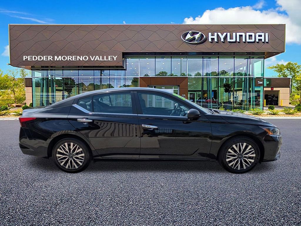 Used 2025 Nissan Altima 2.5 SV image 2