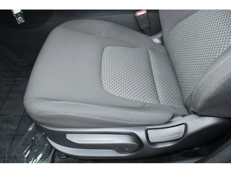 Used 2025 Kia Sportage LX image 19