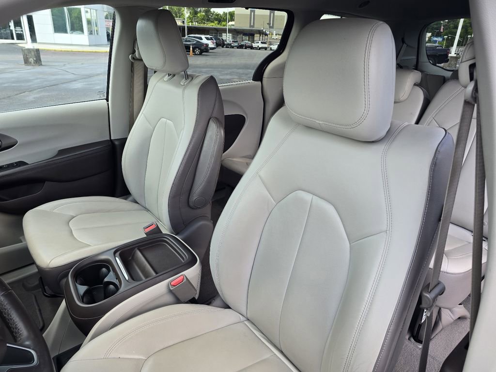 Used 2017 Chrysler Pacifica Touring-L FWD image 14