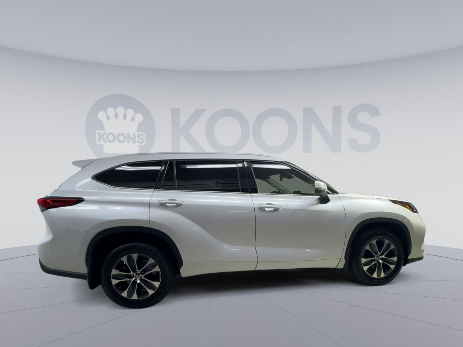 Used 2022 Toyota Highlander XLE AWD/4WD image 12