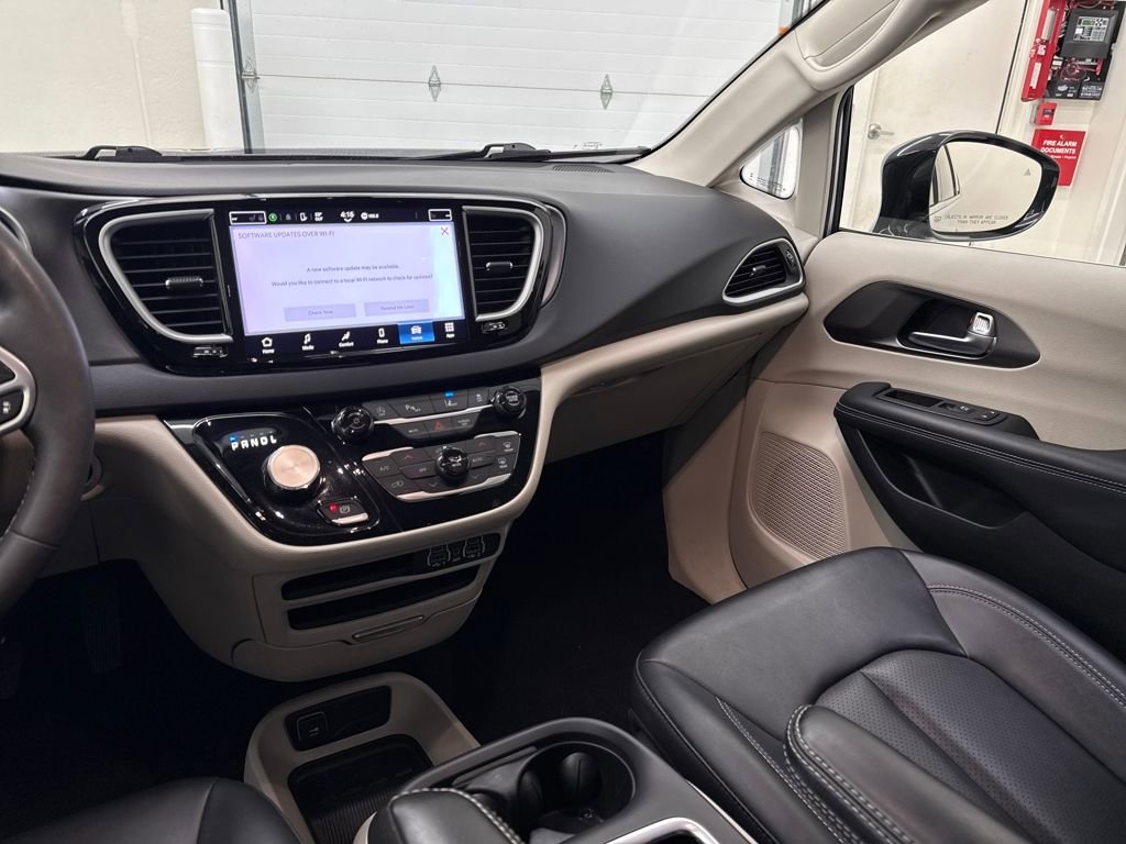 Used 2024 Chrysler Pacifica Touring-L image 15
