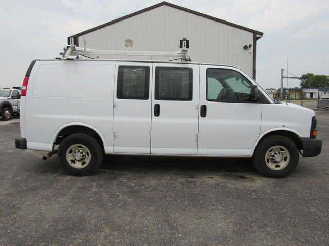 Used 2017 Chevrolet Express 2500 RWD image 2