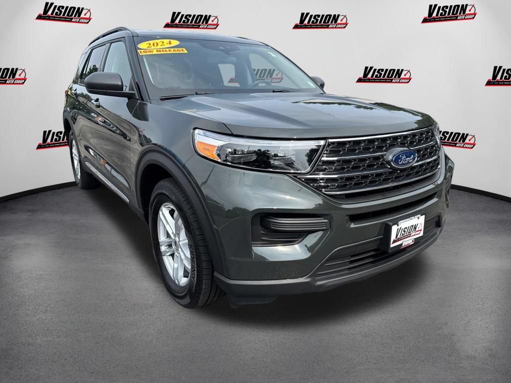 Used 2024 Ford Explorer XLT AWD/4WD image 3