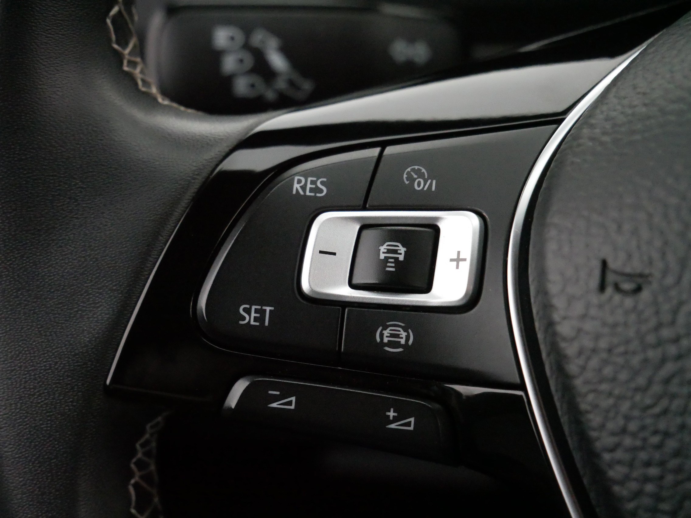 Used 2021 Volkswagen Tiguan SE w/ Panoramic Sunroof Package image 25