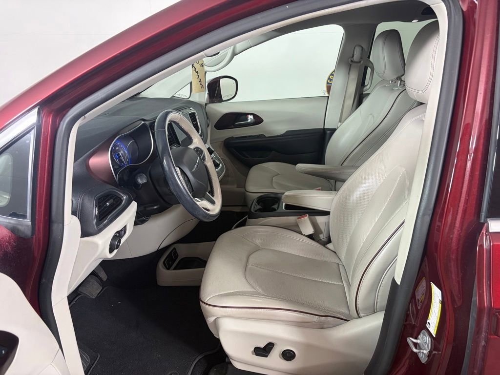 Used 2018 Chrysler Pacifica Limited w/ Tire & Wheel Group FWD image 4