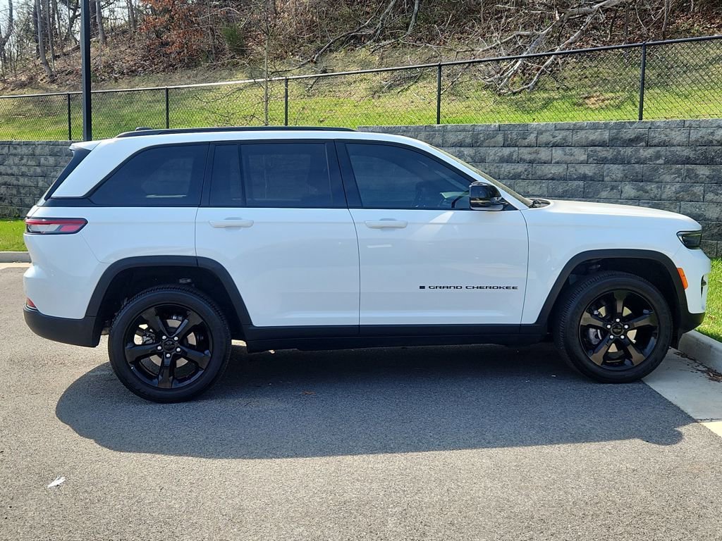 Used 2024 Jeep Grand Cherokee Altitude AWD/4WD image 11