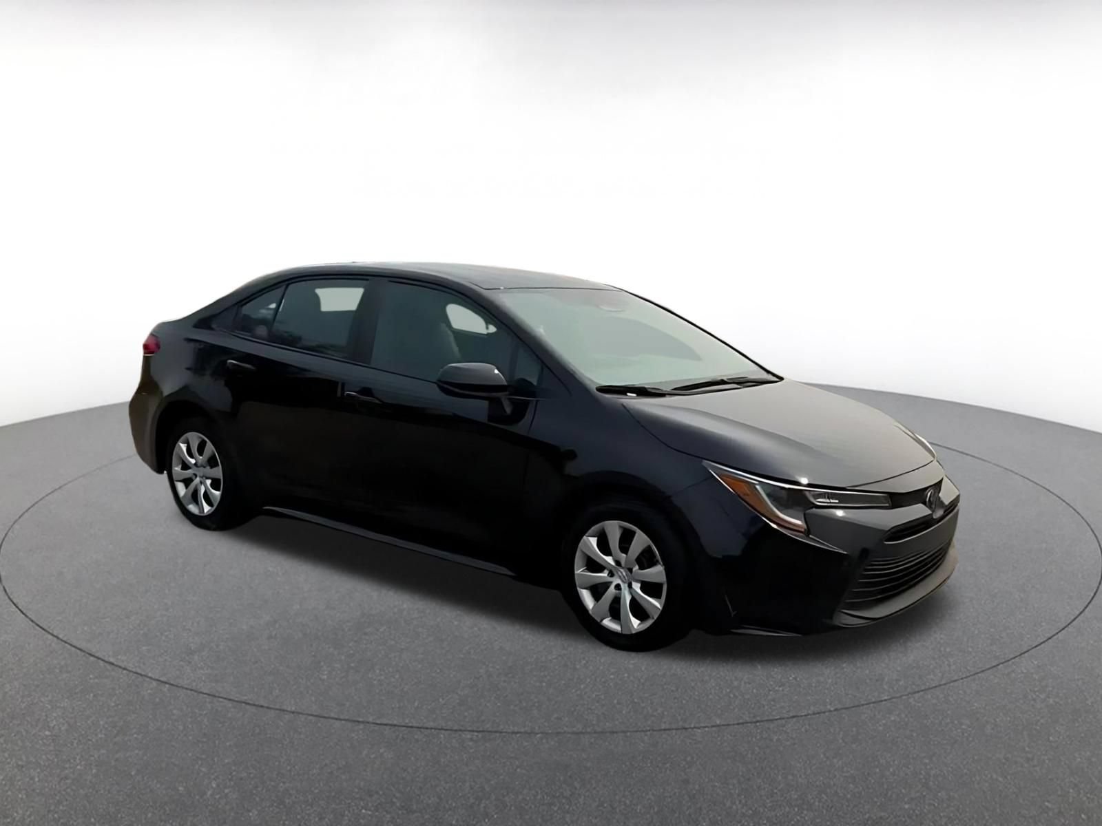 Used 2025 Toyota Corolla LE FWD image 2