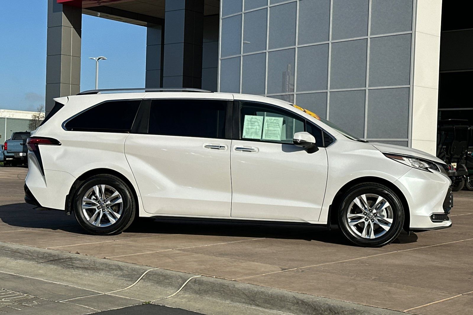 Certified 2023 Toyota Sienna Limited image 3