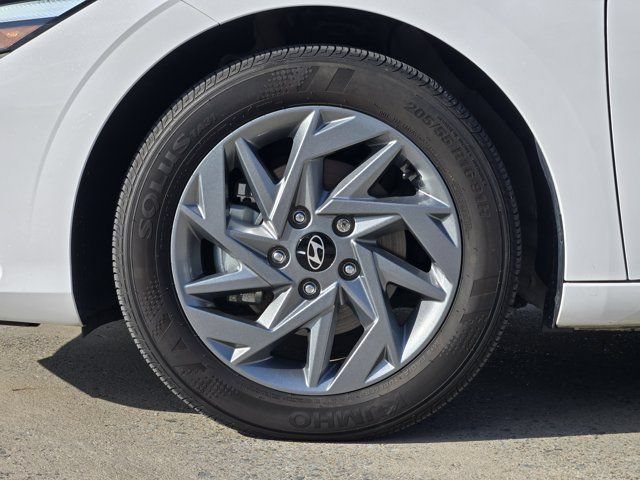 Used 2025 Hyundai Elantra Hybrid FWD image 11
