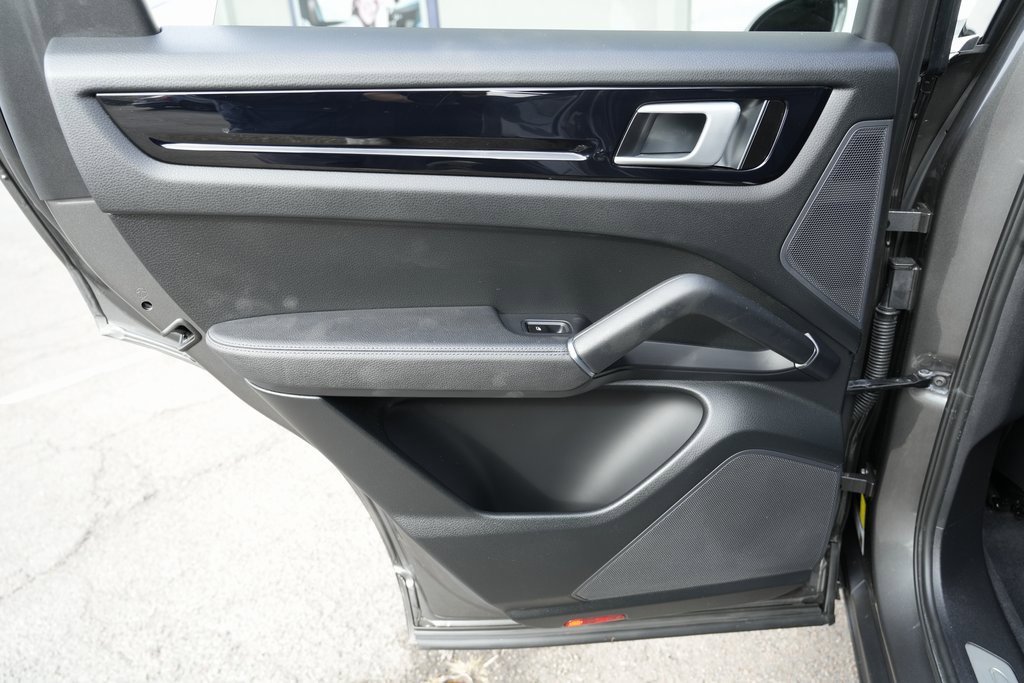 Used 2020 Porsche Cayenne image 32