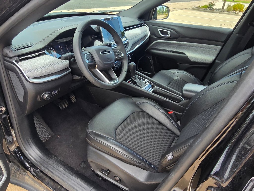 Used 2025 Jeep Compass Latitude w/ Sun & Sound Group AWD/4WD image 27